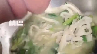 棕色头发的学生吸吮和操大鸡巴,射精了