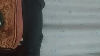 母狗潮吹喷水，全程两根大棒