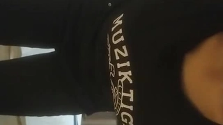 年轻女孩在宿舍里沉迷于激情的独奏游戏