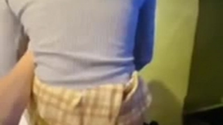 寂寞丰满少妇趁老公不在家把情夫领家里偷情饥渴难耐衣服不