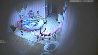 城中村发廊风骚老板娘兼职卖B出租房家中约了2个老爷们啪啪一个拍一个干