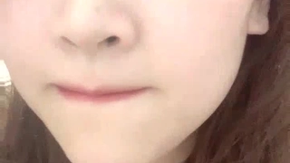 大学生Martina在宿舍房间里展示她的身体
