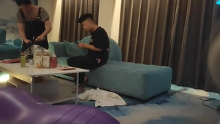 一个金发少女勾引她的继父,享受热辣的厨房嬉戏