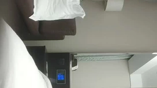 三吋萝莉果然粉嫩 制式泳装与香蕉迸出新滋味