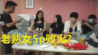 大鸡巴男友给淫荡女友口交