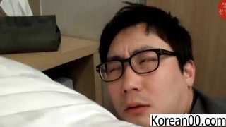 苗条身材挺嫩妹子双人啪啪 开档黑丝上位骑乘特写抽插最后内射 很是诱惑喜欢不要错过