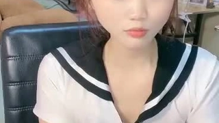 可爱可爱的Shona用她性感的脚趾给人足交和口交