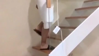 大三纯情母狗一边舔脚露出一边给男友打电话