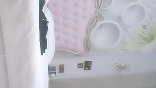 【直播】身材苗條妹子主播手指摳逼噴水再用玻璃道具抽插連噴 毛毛性感逼逼粉嫩