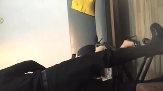 SW856 呐让人看肉棒摩擦嘛！我也给你看我的淫荡姿态！与少妻们互相自慰？ ！下流少妻们的诱惑下、终于勃起的我。快乐般让人看撸管！小穴湿透！
