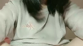 大屁股的拉丁裔少女在她的阴道里承受了巨大的负荷