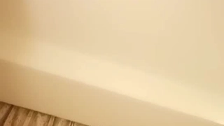 大学宿舍的青少年在户外玩得淘气