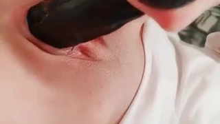 乖巧学妹露脸听大哥的话穿上黑丝舔弄大鸡巴，让大哥压在身下爆草抽插，激情上位无套内射
